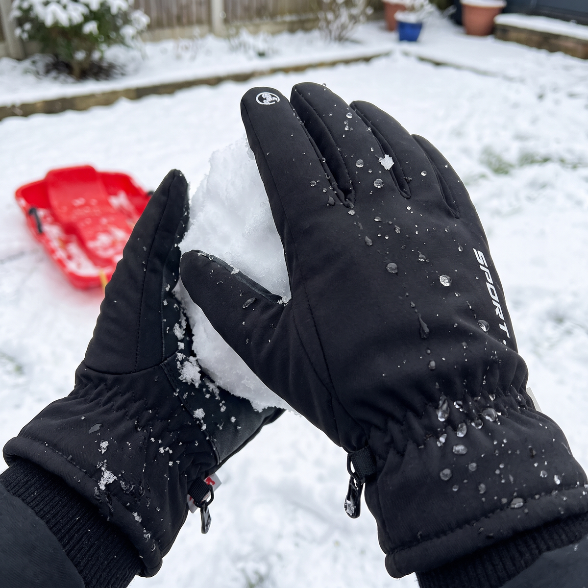 Wasser perlt von den ThermoSmart Handschuhen ab